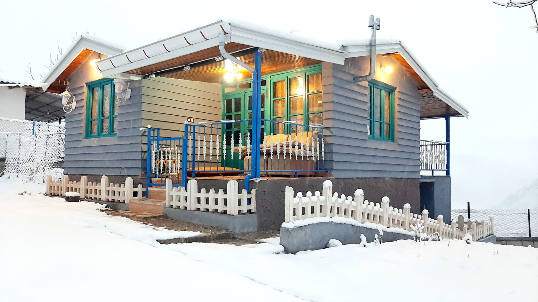 ویلا دوخوابه جنگلی بام ارده - نمای بیرونی در روز برفی