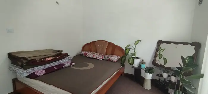 ویلا یک خوابه روستایی هلما - تخت خواب و آینه و گلدان