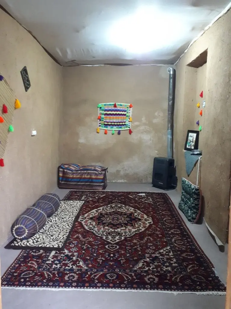 بوم گردی بام سمیرم - واحد کاه گلی - اتاق کاه گلی ۲