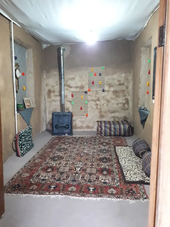 بوم گردی بام سمیرم - واحد کاه گلی - اتاق کاه گلی