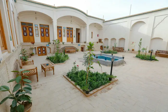 اقامتگاه سنتی تقی خان - واحد پاچنگ - حیاط اقامتگاه