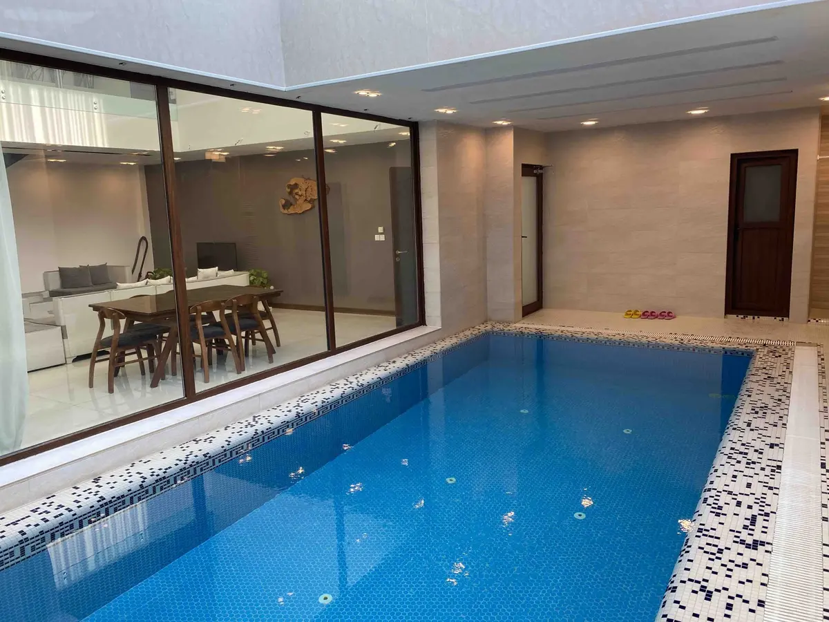 ویلا دوخوابه استخردار آبگرم آرام 2 - استخر با دید به پذیرایی