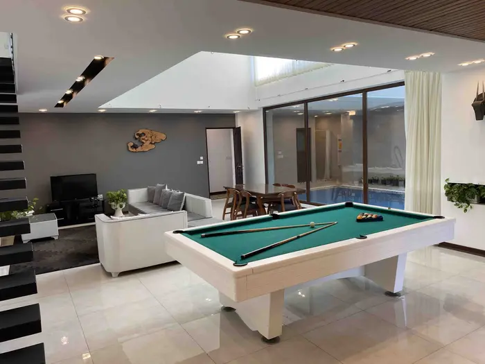 ویلا دوخوابه استخردار آبگرم آرام 2 - پذیرایی با دید به استخر