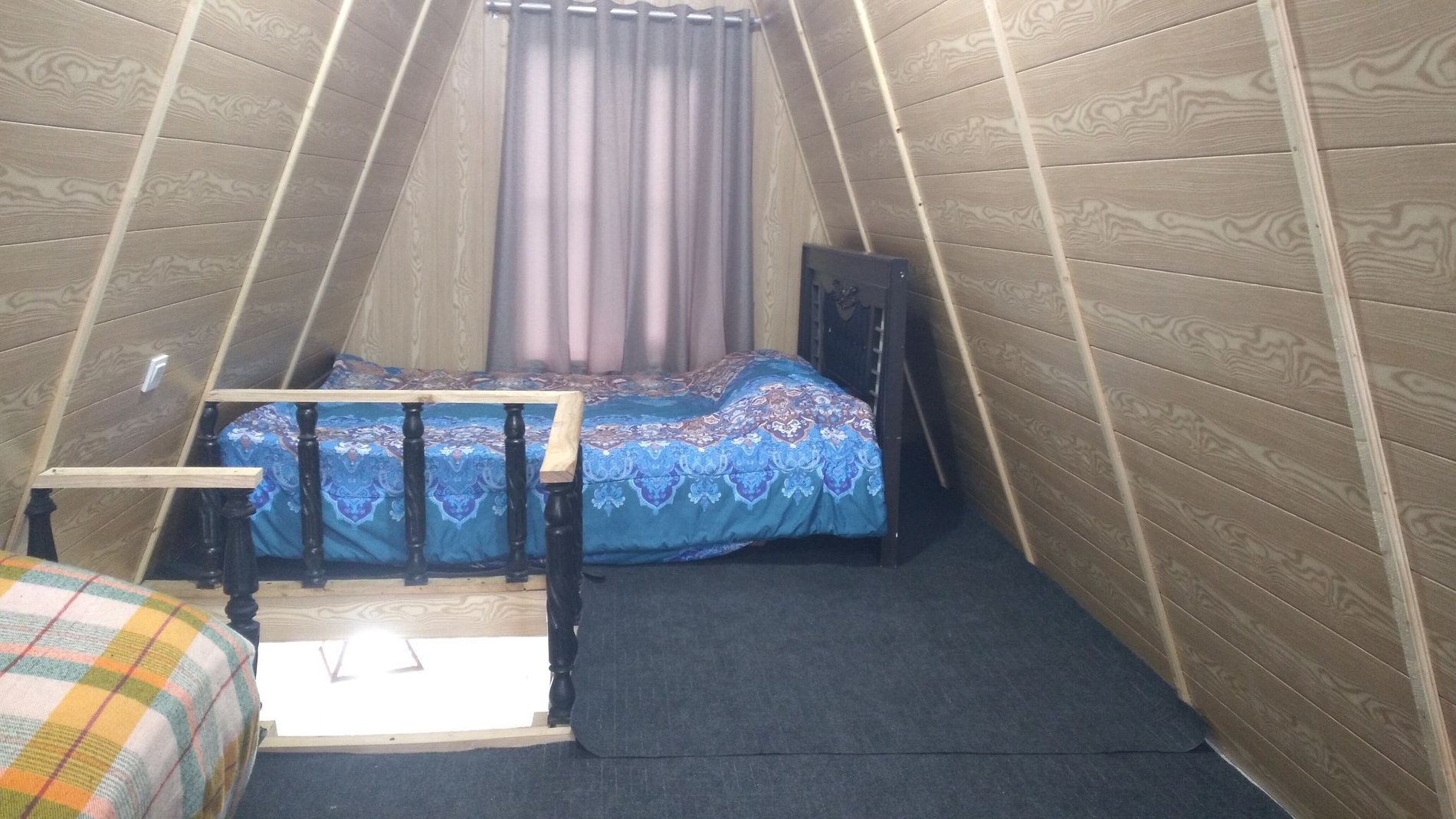 کلبه یک خوابه سوئیسی جنگلی شاهان