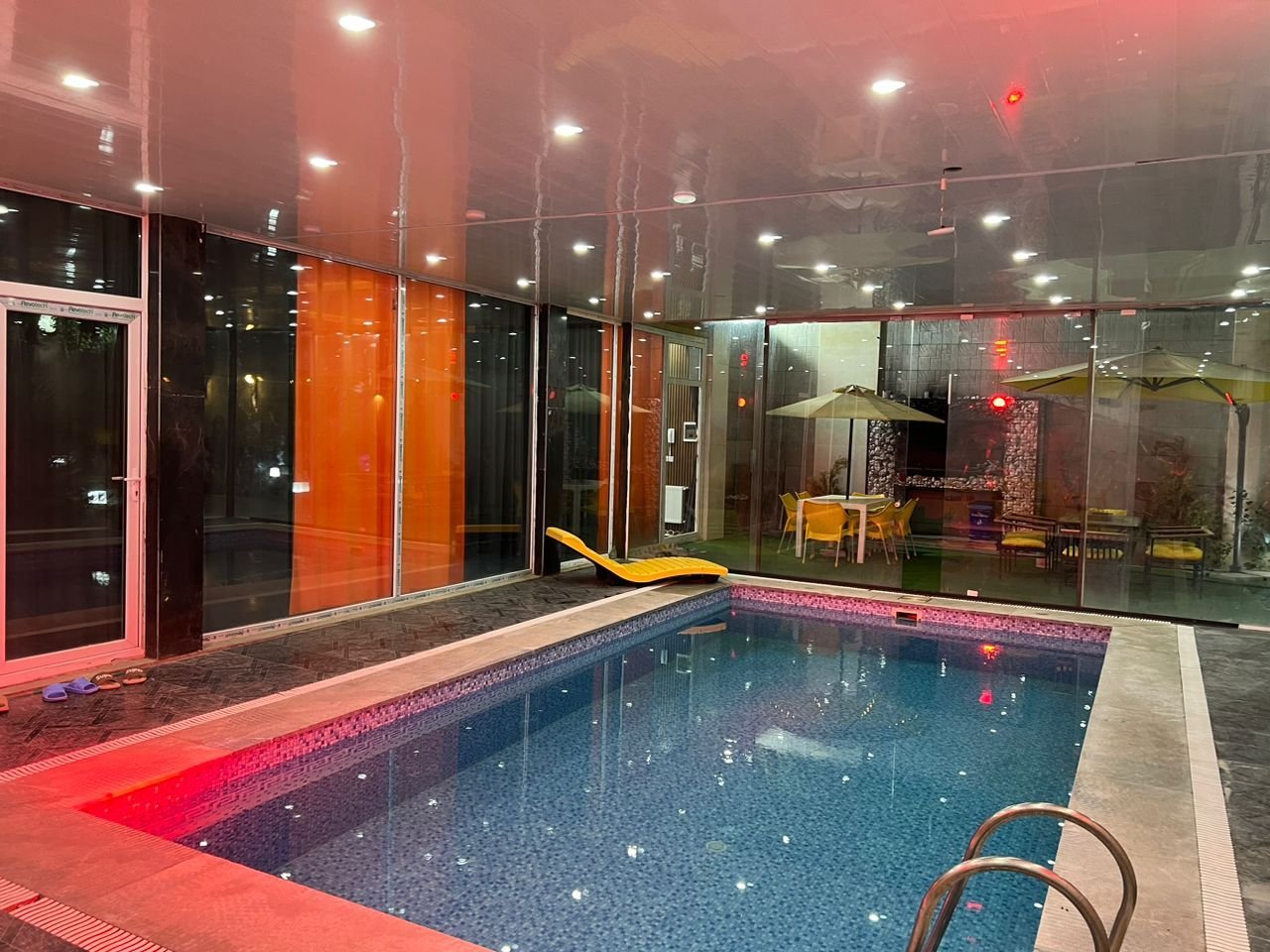 ویلا چهارخوابه استخردار آبگرم نایت 4 - استخر