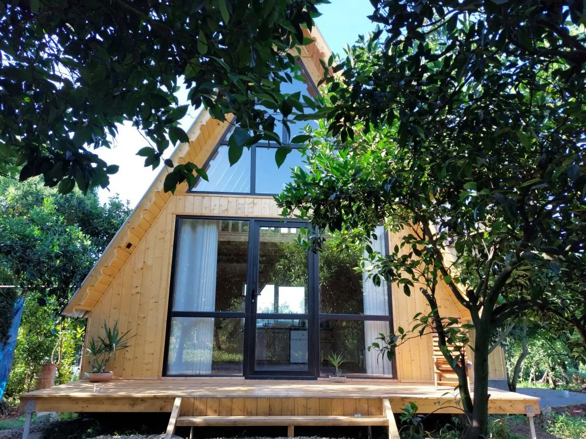 کلبه یک خوابه سوئیسی کلان - نمای بیرون جلوی کلبه