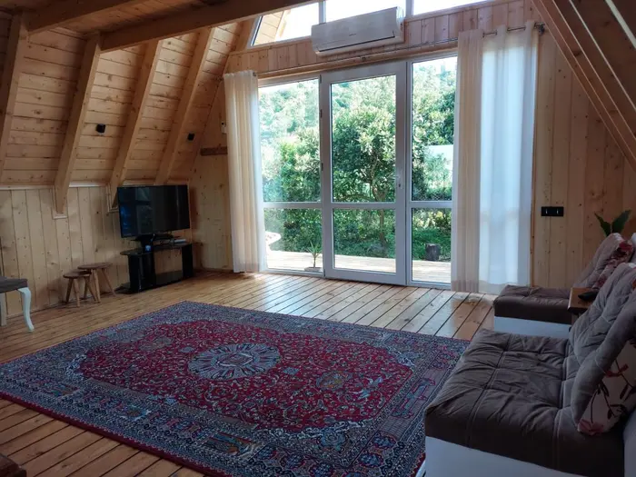 کلبه یک خوابه سوئیسی کلان - نمای حال طبقه پایین