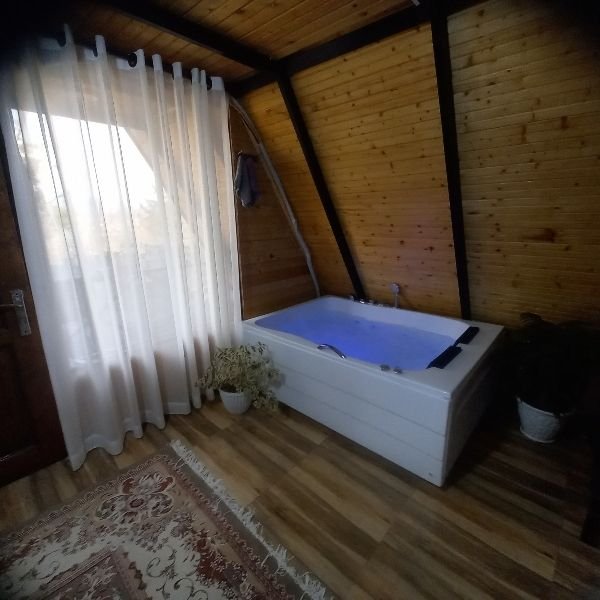 یک خوابه چوبی جکوزی دار سوئیسی باران