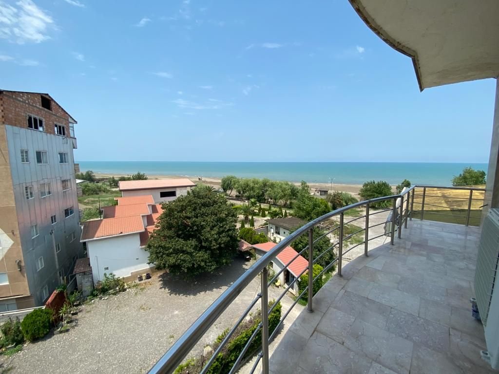 آپارتمان دوخوابه ساحلی بابایی طبقه چهارم - تراس