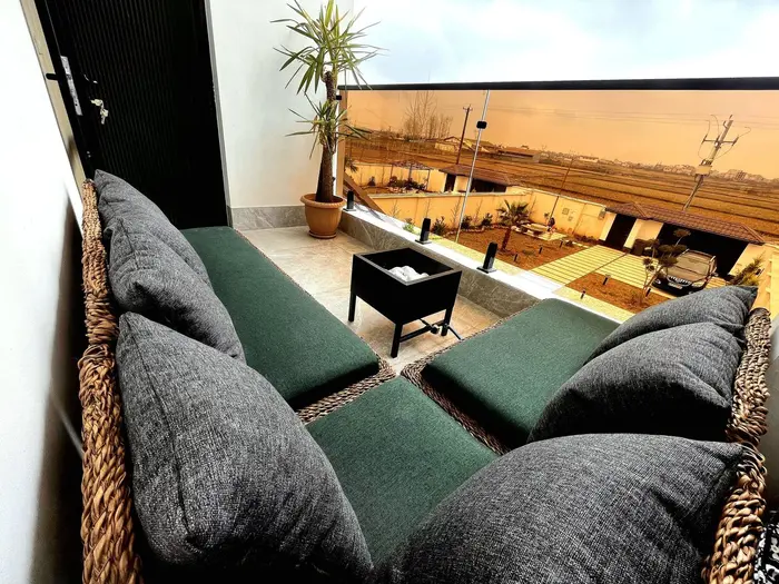 ویلا سه خوابه استخردار آبگرم آنجل - نمایی از بالکن و حیاط قبل از انجام‌پروژه های زیباسازی حیاط