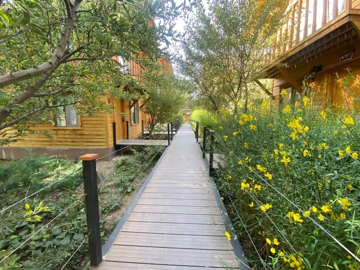 قصرچوبی بفرا - واحد لاله - ورودی سوئیت ها