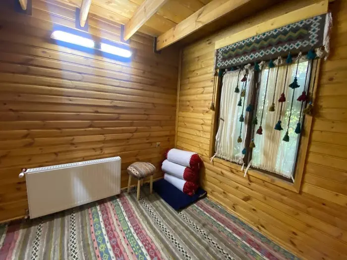 قصرچوبی بفرا - واحد لاله - نمای داخل اتاق های دونفره طبقه پایین