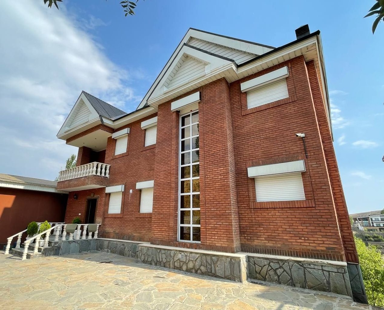 ویلا چهارخوابه استخردار آبگرم هزاردشت