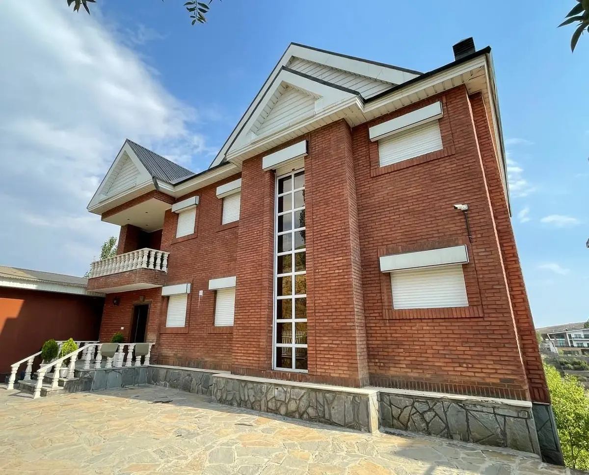 ویلا چهارخوابه استخردار آبگرم هزاردشت - نمای اصلی