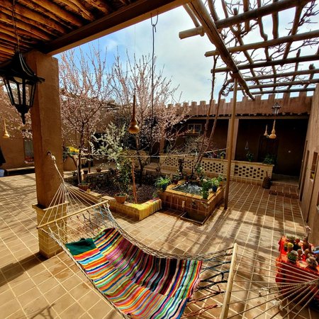 بوم گردی عمه خورشید - واحد پیروز