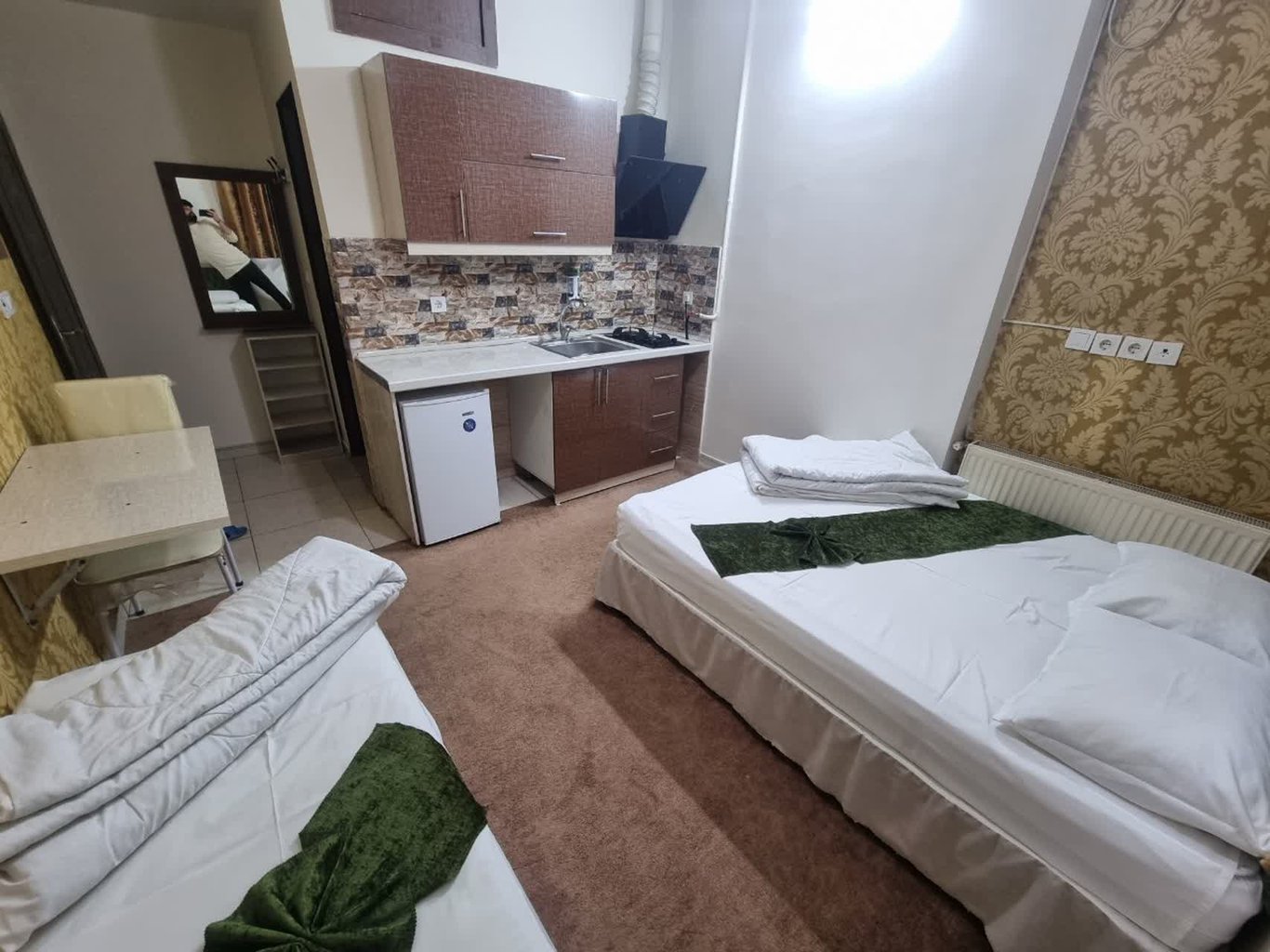 مجتمع اقامتگاهی هتل آپارتمان ادیان - واحد سه تخته 201