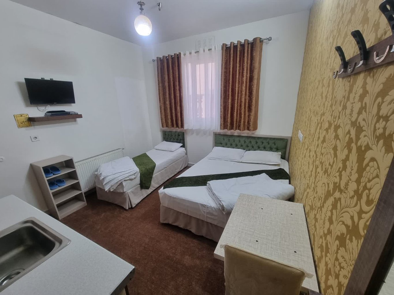 مجتمع اقامتگاهی هتل آپارتمان ادیان - واحد سه تخته 202