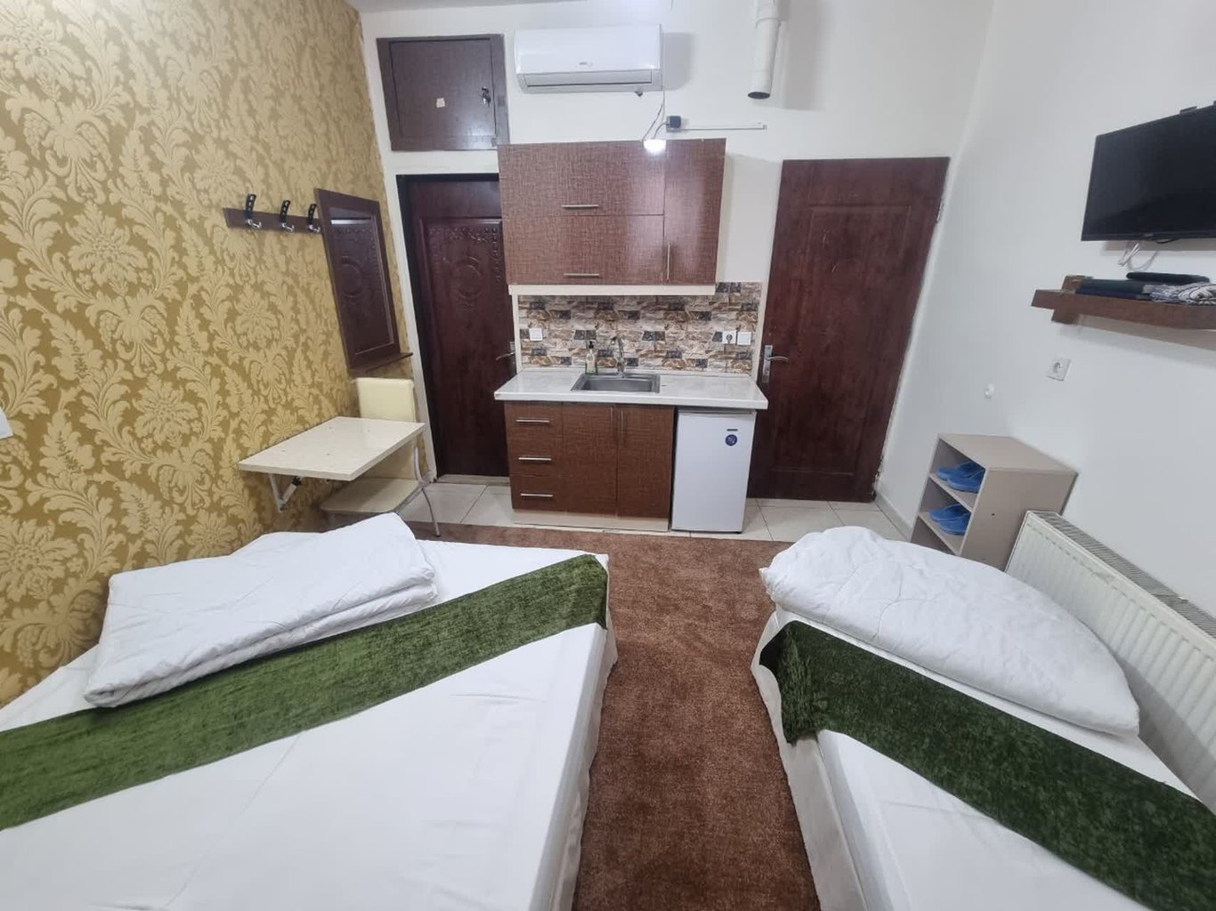 مجتمع اقامتگاهی هتل آپارتمان ادیان - واحد سه تخته 202