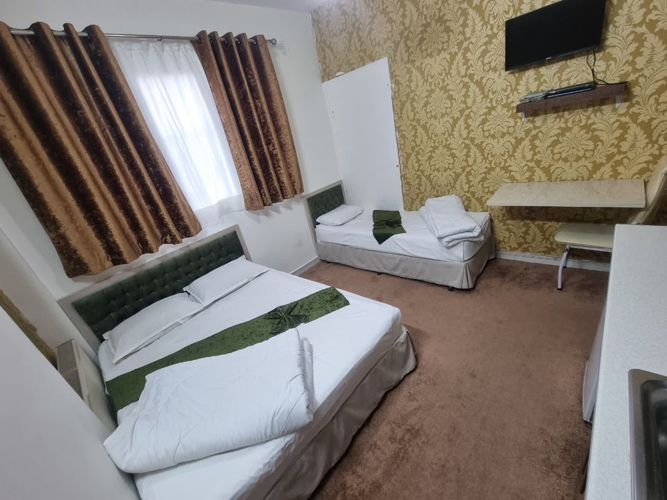 مجتمع اقامتی هتل آپارتمان ادیان - واحد سه تخته 201