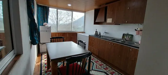 کلبه یک خوابه چوبی جنگلی محدثه - آشپزخانه بهمراه میز ناهارخوری 