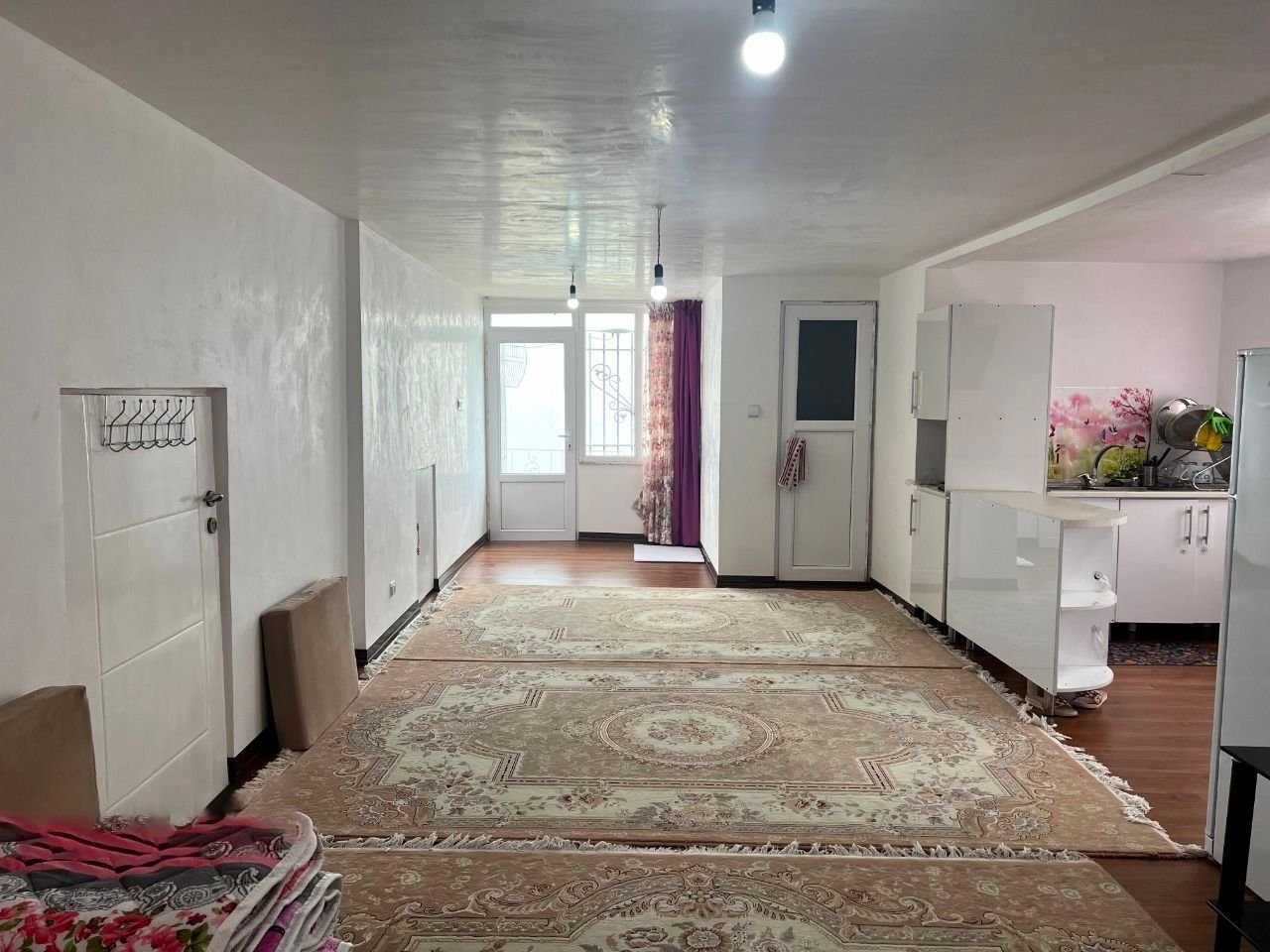 سوئیت فلت کوهستانی دیلمان - فضای سوئیت (مبل دو نفره و تلوزیون اضافه شده)