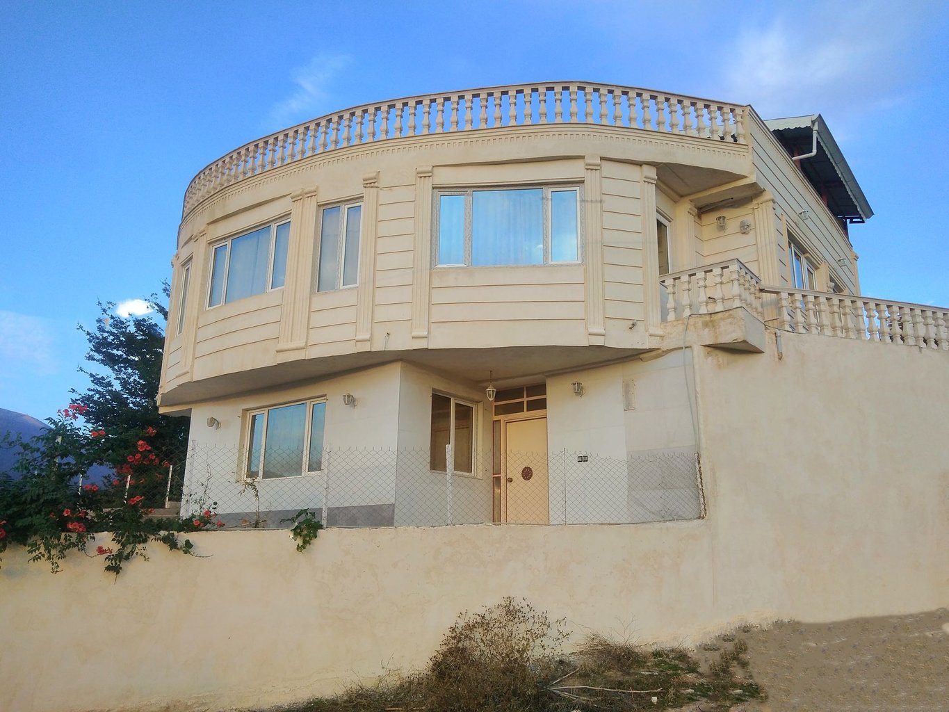 یک خوابه کوهستانی روحی - نمای بیرونی