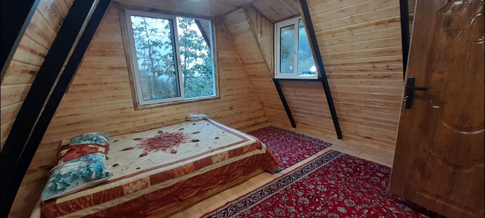 کلبه چوبی سوئیسی جنگلی آرش
