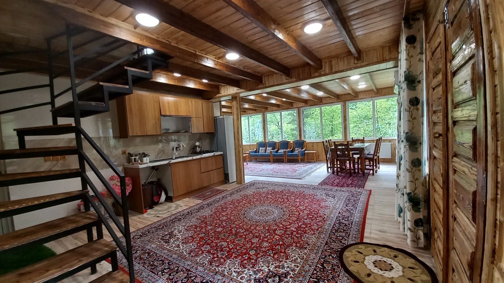 کلبه چوبی سوئیسی جنگلی آرش