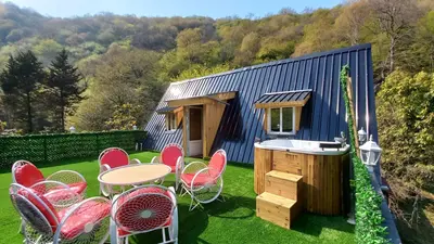 کلبه کلبه چوبی سوئیسی جنگلی آرش