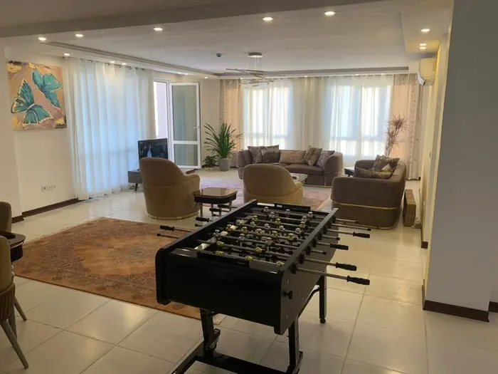 آپارتمان دوخوابه ساحلی دهکده کاج - اتاق پذیرایی فوتبال دستی 