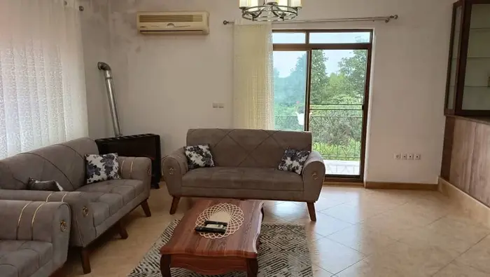 آپارتمان چهارخوابه استخردار آبگرم برهانی - نمایی از پذیرایی  وتراس طبقه دوم 