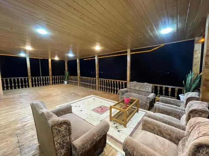 ویلا سه خوابه پای کوهپایه - چیدمان مبل در تراس 