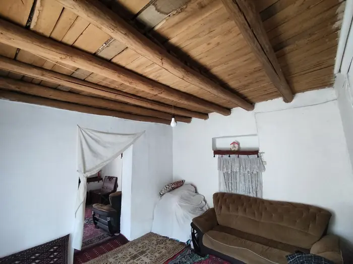 اقامتگاه سنتی عنبران - واحد نشیمن - سقف چوبی بسیار زیبا