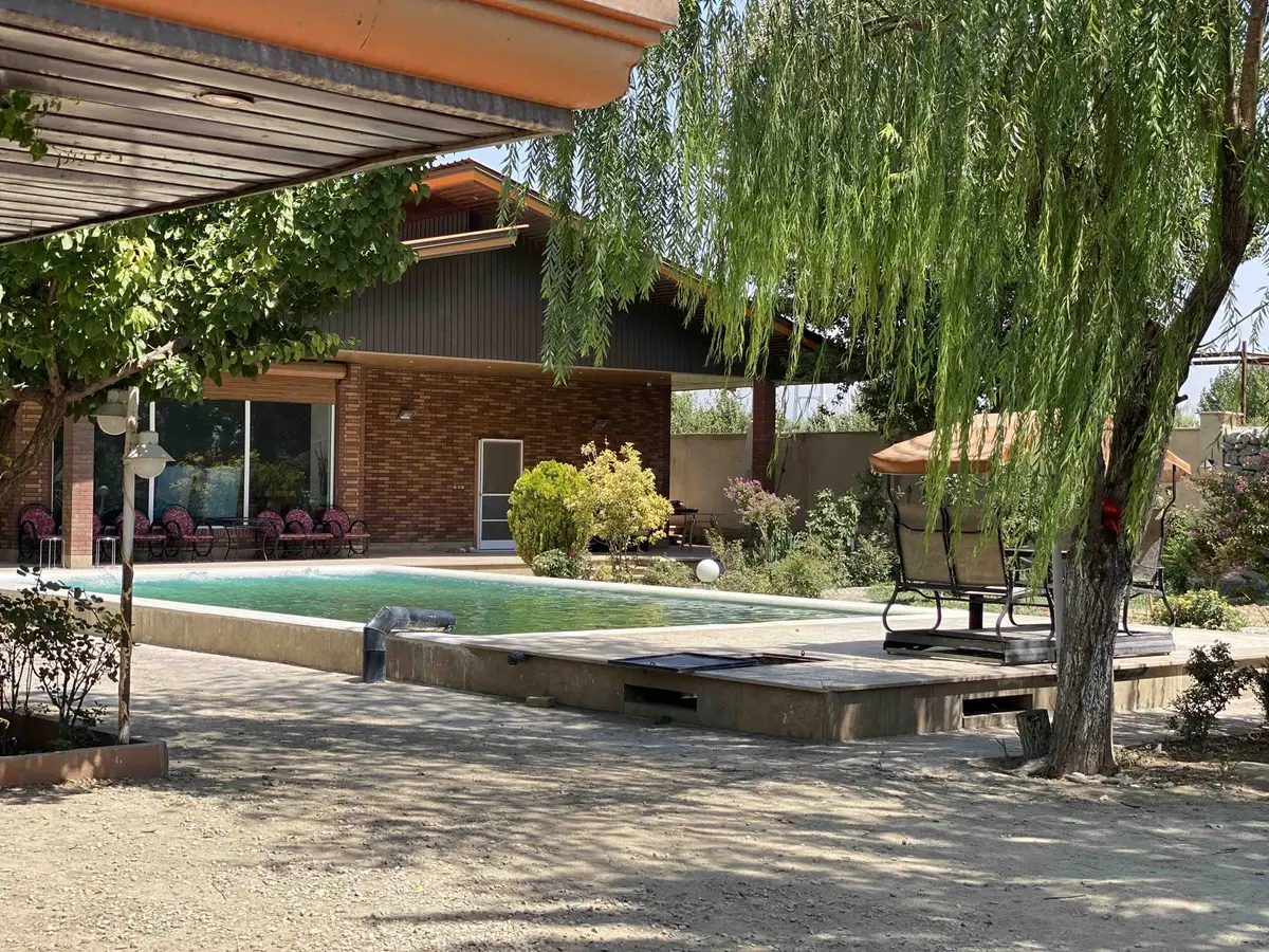 ویلا سه خوابه استخردار آبگرم شاهان نوری - نمای استخر و ویلا از درب ورودی 