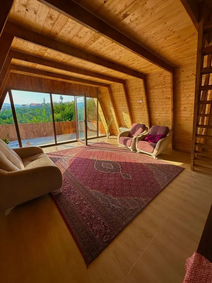 کلبه دو خوابه چوبی تاج