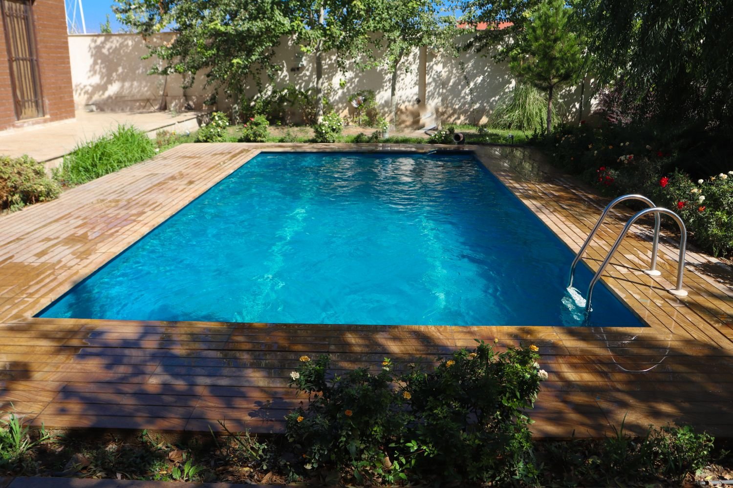 دوخوابه استخردار آبگرم آرون گاردن