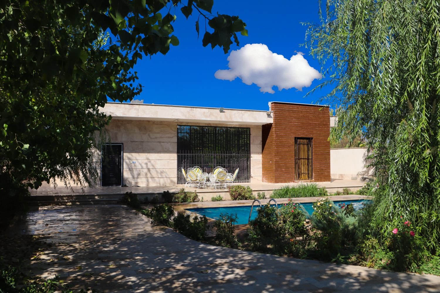 دوخوابه استخردار آبگرم آرون گاردن