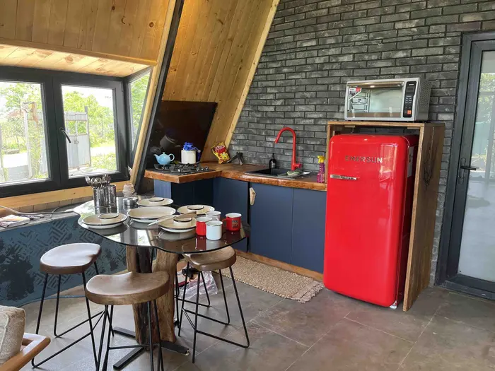 کلبه کلبه سوئیسی شالیز کُتام - اشپزخانه