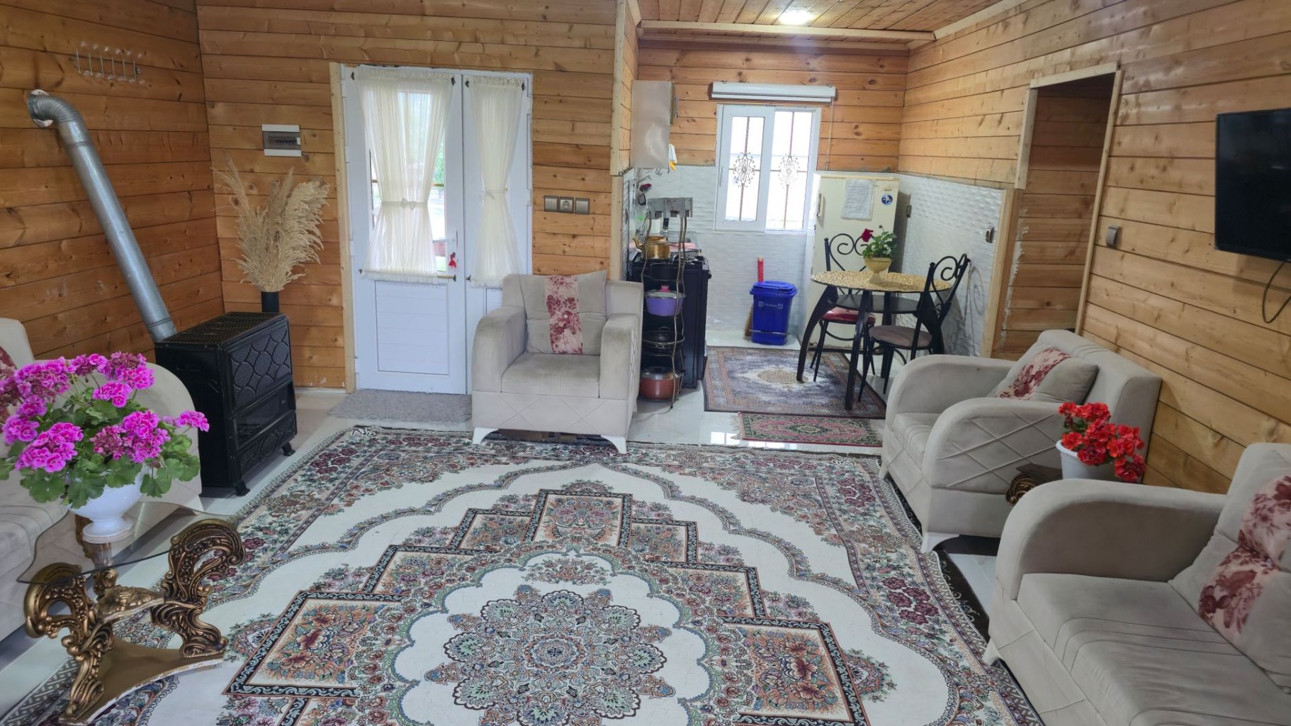 کلبه دوخوابه جکوزی دار نجفی