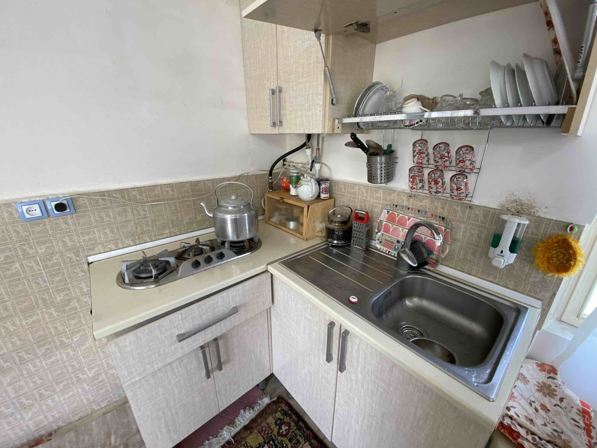 ویلا دوخوابه جنگلی سلامت - سینک ظرف شویی و اجاق گاز 
