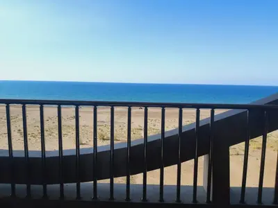 آپارتمان دوخوابه ساحلی اسحاقی 1