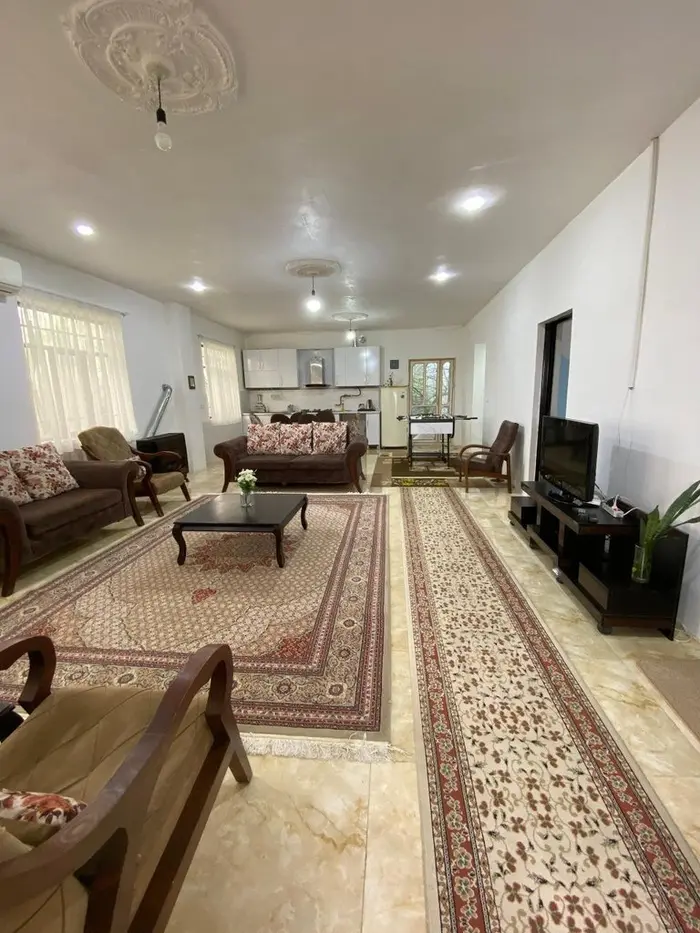 ویلا سه خوابه روستایی استخردار آبگرم دنج - نمایی از پذیرایی و آشپزخانه