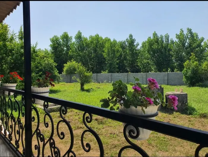 ویلا سه خوابه روستایی استخردار آبگرم دنج - حیاط ویلا باغ