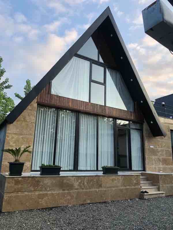 کلبه دو خوابه سوئیسی اورا - انتخاب عنوان تصویر