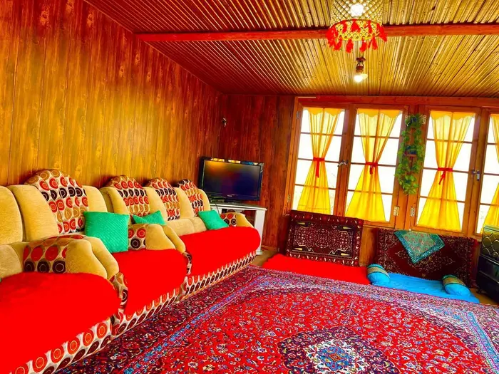 ویلا دوخوابه باغ ماهور - اتاق چوبی سنتی طبقه دوم