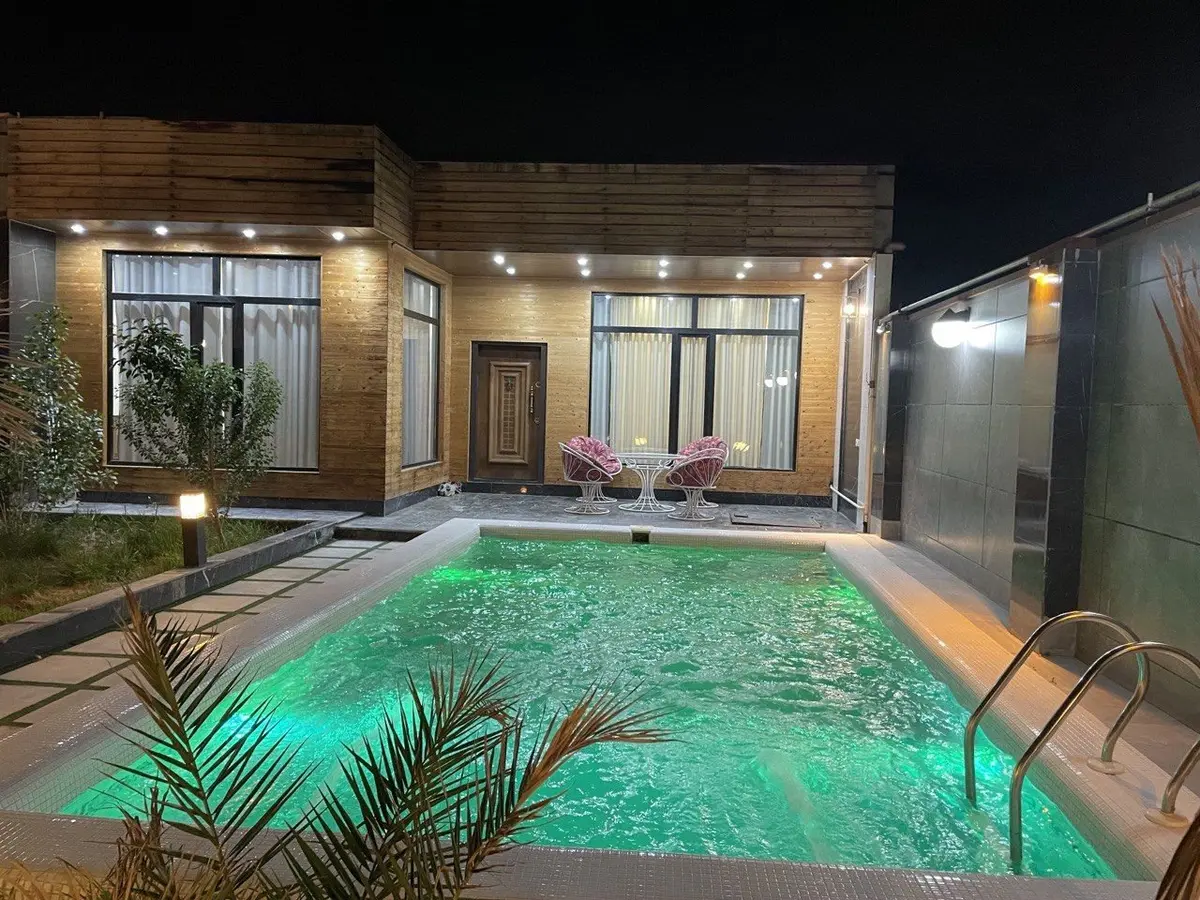 ویلا دوخوابه استخردار شهرکی آریا - استخر چهار فصل و نمای ویلا