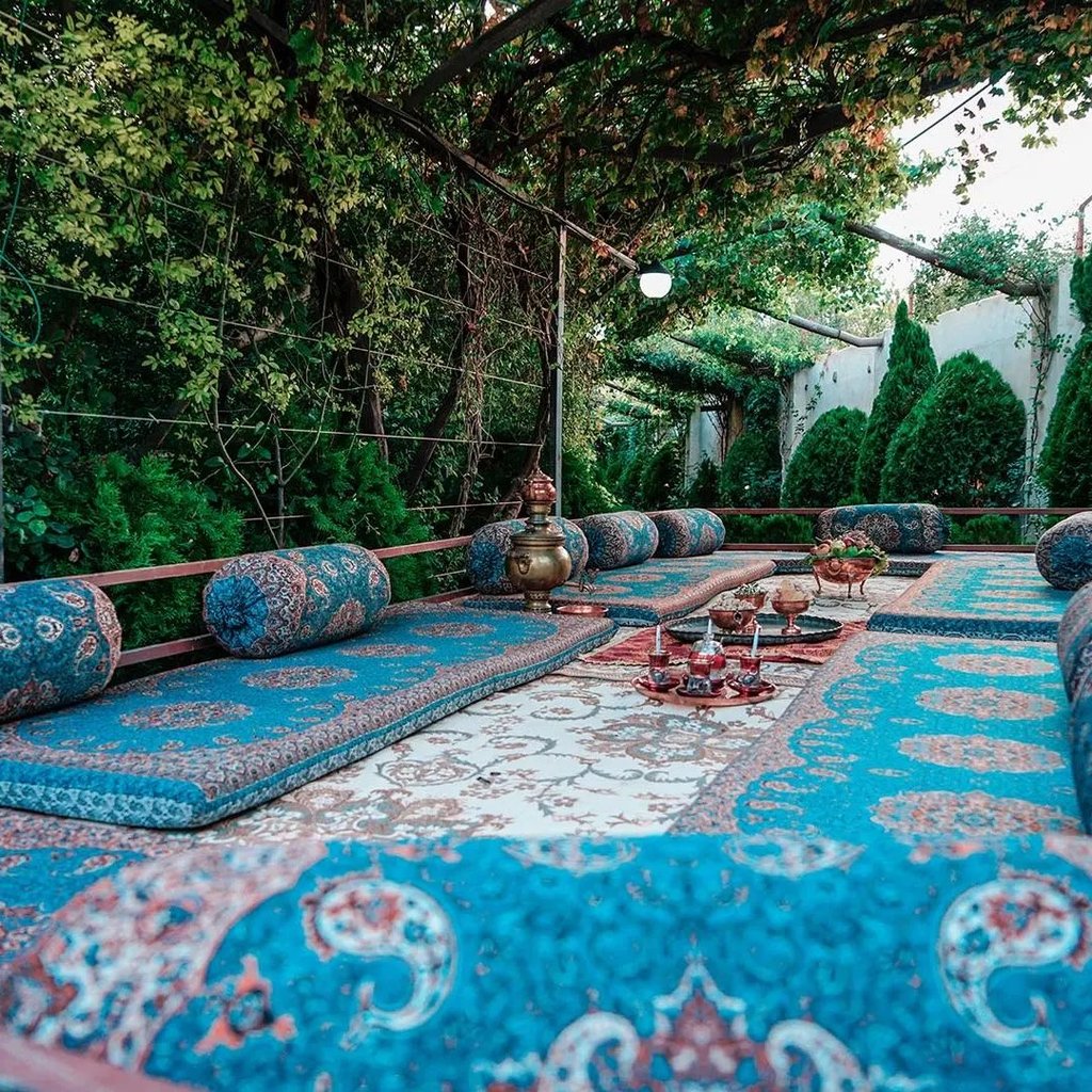 ویلا دوخوابه مهرچین 1 - تختگاه سنتی در محوطه فضای سبز