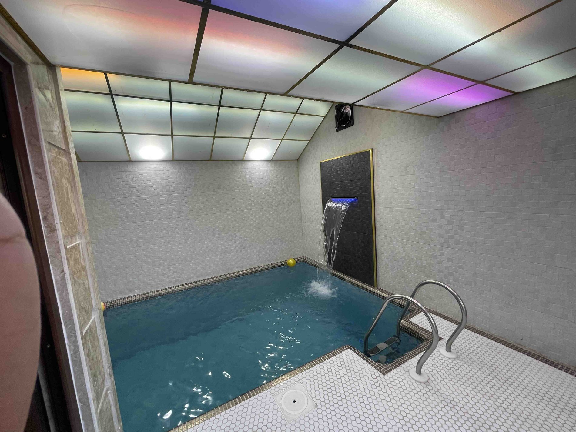 سه خوابه استخردار آبگرم ستارزاده