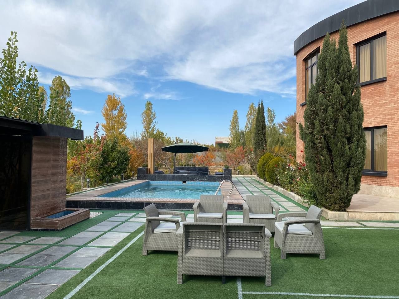 ویلا چهارخوابه استخردار آبگرم درخشانیه