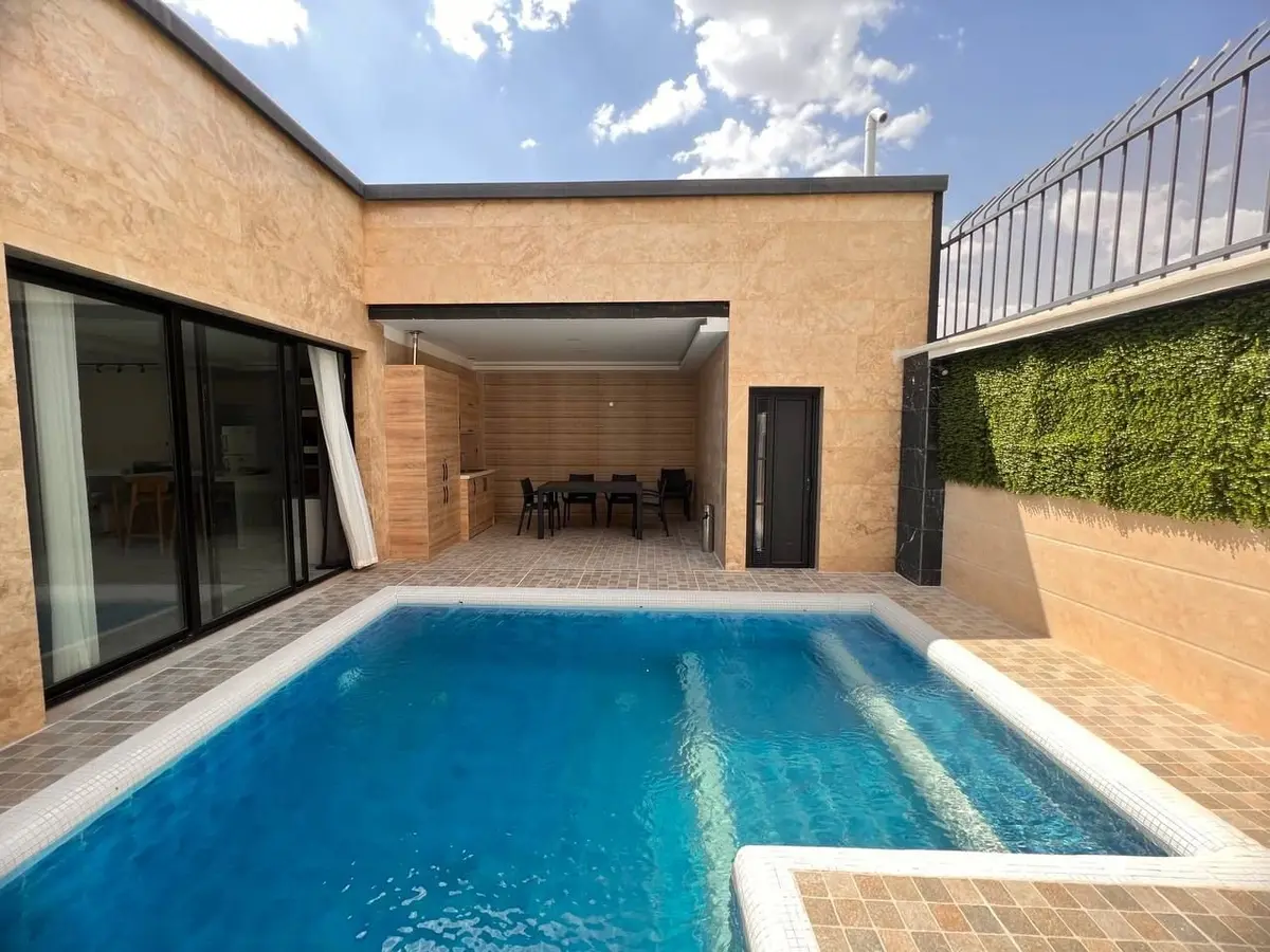 ویلا دوخوابه استخردار آبگرم رویال ۲ - استخر و فضای کنار استخر